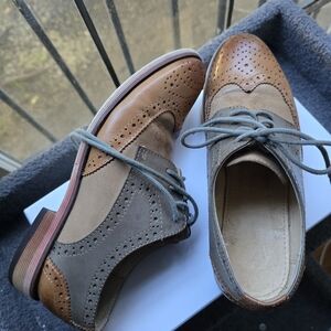 Classic Two-Tone Brogue/Wing Tip Women's Shoes